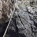 Sotto l'alberello, sulla destra, una corda di canapa ancorata ad un masso incastrato aiuta a scendere in un imbuto. In realtà la roccia qui è buona e la corda è un po' d'intralcio.