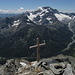 la croce posizionata proprio a strapiombo e a fronte il monte Disgrazia