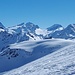 <b>In primo piano Sur al Cant (2848 m) e sullo sfondo:<br />Piz Roseg (3937 m) - Piz Glüschaint (3594 m) - Piz Tremoggia (3441 m) - Piz da la Margna (3159 m).</b>