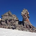 Fragiler Felsturm des Schottenseehorns aus violettem Verrucanogestein (Melser Schiefer)