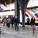 Auch 2021 ein schreckliches Bild: Maskenschafe bei Zugankunft am Bahnhof von Zürich (408m).