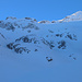 Inzwischen hatte ich auf zirka 2200m den Talbschluss erreicht wo sich unter dem Schnee die spärlichen Resten des Surettagletschers befinden. Ich stieg weiter aufwärts umd rechts der Felskuppe über eine Schneerampe aufzusteigen. Witer oben ging es dann nach Links zu einer Hochebene, der Aufstieg dorthin ist links auf dem Bild ebenfalls teilweise sichtbar. <br /><br />Weit oben ist eine Steilstufe vom Surettaletscher unter dem Surettahorn Ostgipfel / Punta Rossa (3021m) zu sehen.