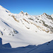 Auf knapp 2900m errechte ich den Schneesattel unterhalb vom Piz Por Südwestgrat und es bot sich ein herrlicher Blick in den Talkessel mit dem oberen Surettagletscher und dem Surettahorn Ostgipfel / Punta Rossa (3021m). Rechts davon ist das Surettajoch (2851m), P.2923m und das Äussere Schwarzhorn (2891m).