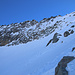 Blick vom Schneesattel unterhalb des Piz Por Südwestgrates. Ganz links ist der 3028m hohe Hauptgipfel, rechts der Bildmitte der Südwestgipfel. Ich stieg nun nach recht oben über den Firnhanh zunächst steil weiterhin mit Schneeschuhe auf.
