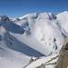 Aussicht vom Schneesattel in den wunderschönen Kessel vom ostlichen Teil des Surettagletschers. Gegenüber ist der Ostgipfel / Puta Rossa vom Surettahorn und seine Trabanten Panta Adami (2978m), P.2916m und P.2895m in weiteren Gratverlauf nach links.