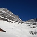 Blick von ebenda auf was da kömmt - man quert über den Bildrand hinaus nach Osten