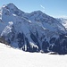 ... immer mit Blick auf die vercharete und verharstete Staldenfirnabfahrt am Oberalpstock