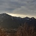 Dal Passo Agueglio, si vedono bene le mete odierne sulla destra. Si riconosce anche l'Alpe Lierna ben innevato. Sotto invece la Conca di Esino Lario.