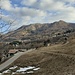 Si abbandona in questo punto la strada comunale asfaltata prendendo la sterrata agro-silvo-pastorale che in foto è ben evidente con il taglio netto nel prato.