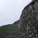 Entlang den Felsen kurz vor der Bergstation der Chlingenstock-Bahn.