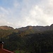 Ansicht der nördlichen Rendlgruppe von St. Jakob am Arlberg. Mit einem Pfeil markiert ist der Seitengrat, zu dem ich aus dem Kar rechts daneben aufgestiegen bin.