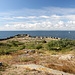 Unterwegs auf Christiansø - Ausblick vom Møllebakken. Vorn ist Kongens batteri im Südwesten der Insel zu sehen.