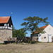 Unterwegs auf Christiansø - An der Kirche, die offenbar aus einer Waffenschmiede umgebaut wurde. Der Glockenturm steht separat (links).