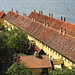 Unterwegs auf Christiansø - Tiefblick vom Store Tårn auf Østre Længe und Vestre Længe (rechts), ehemalige Kasernen.