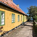 Unterwegs auf Christiansø - Vorbei an der Schule, die eine der kleinsten in Dänemark ist.