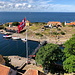 Unterwegs auf Christiansø - Blick vom Store Tårn auf den südlichen Teil der Nachbarinsel Frederiksø. Auch die Fußgängerbrücke, die dorthin führt, ist gut auszumachen.