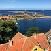Unterwegs auf Christiansø - Blick vom Store Tårn zur Nachbarinsel Frederiksø. Zwischen deren "Nordküste" und Græsholm ist auch die gerade aus Gudhjem kommende Fähre zu sehen.
