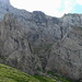 Blick vom Widderalpsattel zum Einstieg in den Hundstein-Nordanstieg. Nach Traversierung des linken Felszahns zweigt die Route nach links in eine brüchige Felsrinne ab