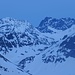 Zoomaufnahme: Piz Kesch und Piz Üertsch schauen zwischen zwei Bergen hindurch; davor ist Piz Pischa und zu sehen