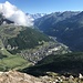 ... von wo aus wir den Tiefblick nach Saas-Fee geniessen - und die Ausrüstung anziehen