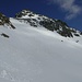 Das ist der Piz Nuna, dessen Gipfelaufschwung über einen ca. 100m hohen, bis 40° steilen Hang zu erreichen ist.