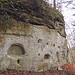 Balkenlöcher und Nischen weisen auf an den Fels gebaute Häuser hin.