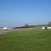 reger Betrieb auf dem kleinen Flugplatz (Aérodrome) Ecuvillens mit seiner 800m langen Start-/Landebahn