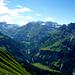 Über den steilen südseitigen Grasflanken der Üntschenspitze ein paar Prominente des Lechquellengebirges.