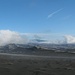 Blick vom Eyjafjallagletscher nach Osten zur Fimmvörðuskáli und zum aschebedeckten Mýrdalsjökull