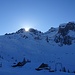die Sonne erscheint - kurz nach der Ankunft auf Chrüzhütte - über den Gipfeln ...
