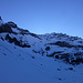 Der weitere Routenverlauf: von der Alphütte Gamchi nach links zum Geröllrücken unter den Felsen und weiter über den Gamchi-Schafberg zum Augstchummi in Bildmitte. Darüber die Bütlasse und dahinter versteckt das Gspaltenhorn