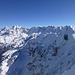 Gipfelpanorama nach E: rechts nochmals der Tschingelspitz mit seinem wunderbar gewellten W-Grat und seiner eindrücklichen N-Wand, darüber nach links über dem Lauterbrunnental Grosshorn bis Mittelhorn, zwischen Gross- und Mittaghorn lugt zudem noch das Aletschhorn hervor