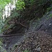 Traverse des rutschigen Hanges ...