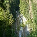 Blick von der (oberen) Chilchmatt zum Wasserfall des Fallbaches