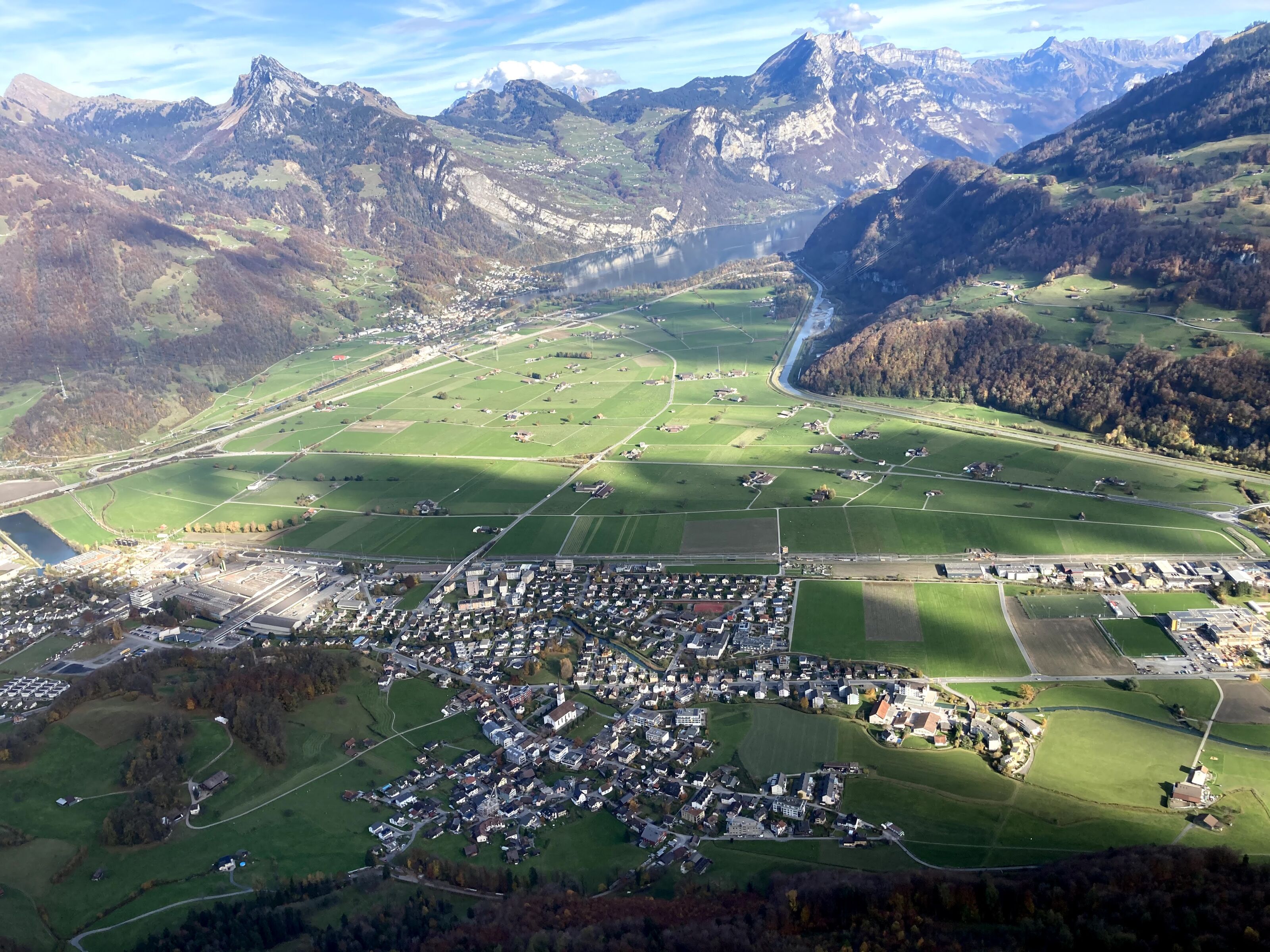 Blick hinunter auf Oberurnen und den Walensee. Fotos