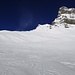 Schneeplateau auf der Splügener Seite unterhalb des Safierberg. In der Bildmitte zeichnet der Wind eine Schneefahne.