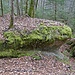Seltsam geschliffene Felsblöcke findet man auf der Wanderung.
