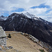 Ein auffälliges Kreuz steht zuvorderst auf der Alp Monte del Corgell. Dort gibt es sogar ein Gipfelbuch.