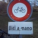 <b>Un cartello informa che le bici devono essere accompagnate a mano.</b>