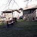 <b>Capanna Pianturin (760 m).<br />La capanna, costituita da due rustici in pietra, non si evidenzia dalle altre abitazioni.<br /><img src="http://f.hikr.org/files/3330447k.jpg" /></b>