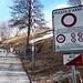 <b>La strada che continua verso l’Alpe del Tiglio è sbarrata: oggi sulla Piazza d’Armi si svolgono degli esercizi con “tiri a palla”.</b>