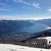 1479 m weiter unten präsentiert sich der grenzüberschreitende, langgezogene, Lago Maggiore