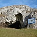 Die große Ofnethöhle mit Geotop-Schautafel.