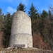 Der Wachturm von der ehem. Burg Hausen steht etwa 200 m von der ehemaligen Burg entfernt