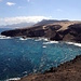 Schnell kommt man auf die erste Erhebung an der Küste, Salvajes (74m), von wo sich die gesamte Route offenbart. Das Endziel Punta de Barlovento ist von hier schon in etwa 3km Luftlinie sichtbar. Im Hintergrund: Die Kette der höchsten Berge von Fuerteventura über der Playa de Cofete.