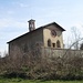 La pista ciclabile dell’anello di Cardano passa tra la periferia del paese di Ferno e l’aeroporto della Malpensa, dove si trova la chiesa di Santa Maria Assunta in Campagna.