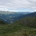 A sinistra in fondo il lembo più a nord-est delle Alpi Orobie 