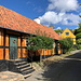 Unterwegs in Gudhjem - Blick in eine Seitengasse (Kirkestien?) mit farbenfrohen Häusern.