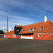 Gudhjem - Blick auf das ehemalige Bahnhofsgebäude an der Endstation der [https://da.wikipedia.org/wiki/Gudhjembanen Gudhjembanen], (Aakirkeby -) Almindingen - Gudhjem. Heutzutage befindet sich hier das Gudhjem Museum.