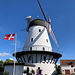 Unterwegs in Gudhjem - An der markanten [https://da.wikipedia.org/wiki/Gudhjem_M%C3%B8lle Gudhjem Mølle]. Die auch Kullmanns Mølle genannte Holländer-Windmühle ist die größte in ganz Dänemark - mit einer Spannweite von 24 m.